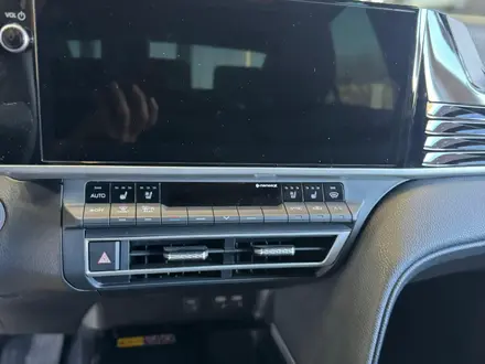 Toyota Camry Luxe 2025 года за 23 190 000 тг. в Актобе – фото 4
