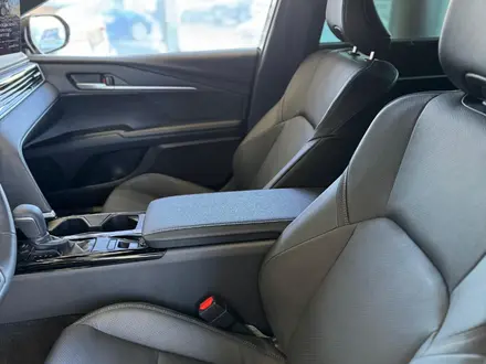 Toyota Camry Luxe 2025 года за 23 190 000 тг. в Актобе – фото 6