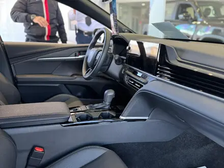 Toyota Camry Luxe 2025 года за 23 190 000 тг. в Актобе – фото 7