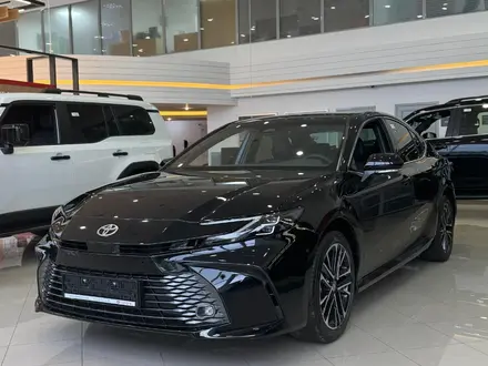 Toyota Camry Luxe 2025 года за 23 190 000 тг. в Актобе – фото 2