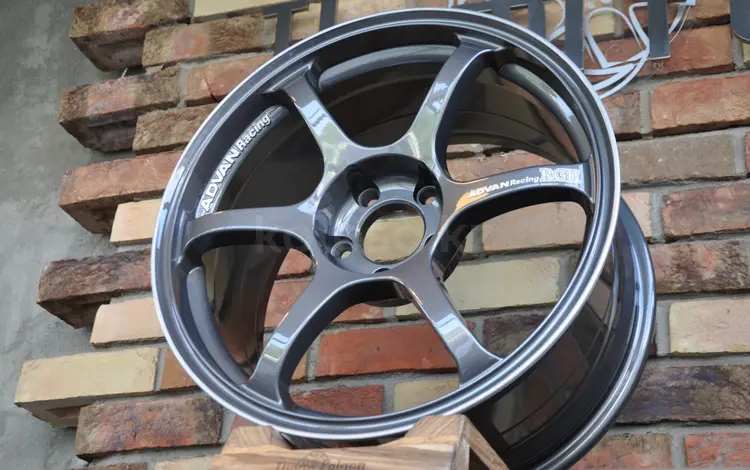Advan Racing R18 8, 5J ET38 5x100 за 360 000 тг. в Алматы