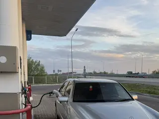 Mercedes-Benz E 240