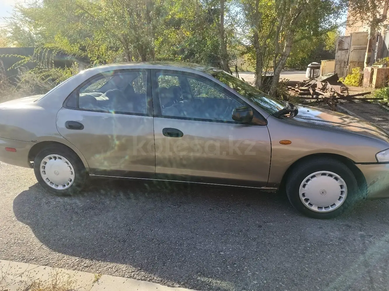 Mazda 323, 1998