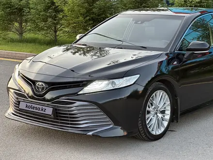 Toyota Camry 2019 года за 12 500 000 тг. в Караганда – фото 2
