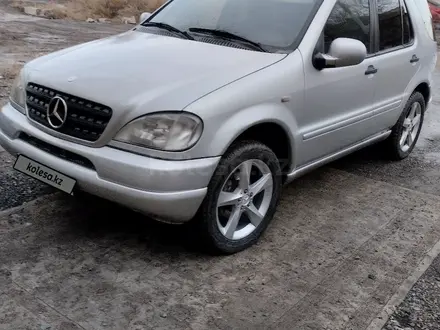 Mercedes-Benz ML 320 2000 года за 3 500 000 тг. в Атырау – фото 2