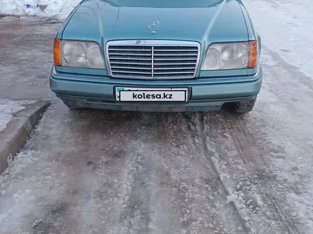 Mercedes-Benz E 220 1994 года за 1 850 000 тг. в Алматы