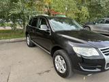 Volkswagen Touareg 2008 года за 9 700 000 тг. в Астана – фото 2