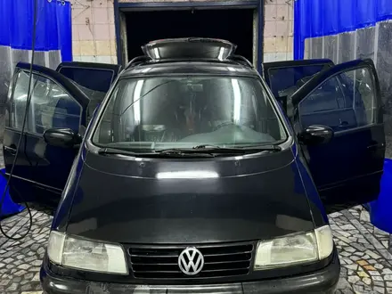 Volkswagen Sharan 1997 года за 1 800 000 тг. в Караганда – фото 19