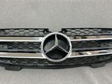 Решетка радиатора на Mercedes-Benz GL X164 за 85 000 тг. в Алматы