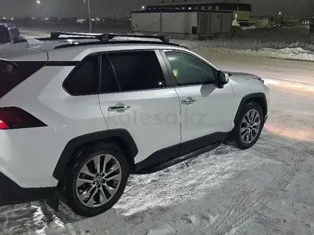 Toyota RAV4 2022 года за 23 500 000 тг. в Астана – фото 3