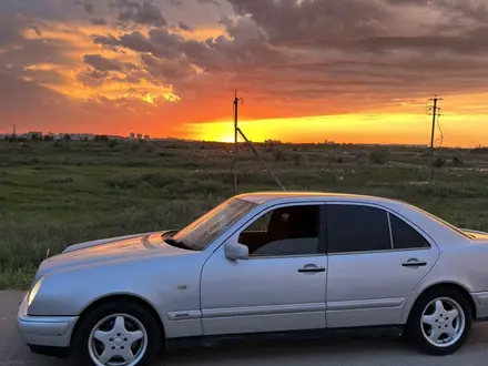 Mercedes-Benz E 320 1996 года за 2 900 000 тг. в Астана