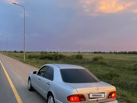 Mercedes-Benz E 320 1996 года за 2 900 000 тг. в Астана – фото 3