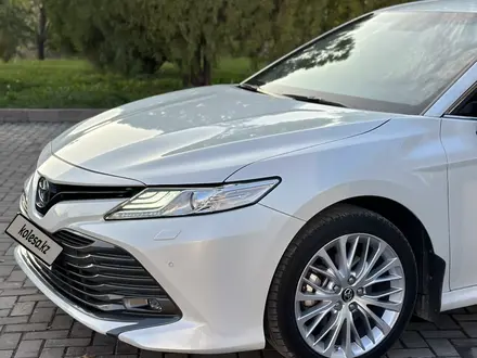 Toyota Camry 2019 года за 14 300 000 тг. в Шымкент – фото 3