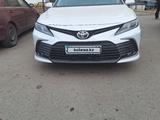 Toyota Camry 2023 года за 17 300 000 тг. в Семей – фото 2