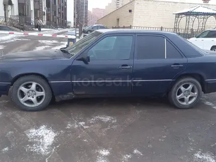 Mercedes-Benz E 200 1994 года за 1 700 000 тг. в Астана – фото 2