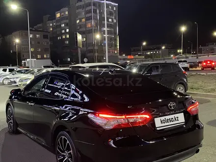 Toyota Camry 2020 года за 14 100 000 тг. в Атырау – фото 4