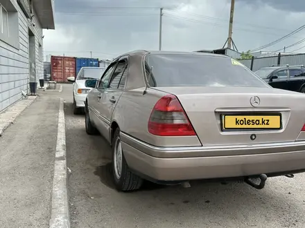 Mercedes-Benz C 180 1995 года за 2 300 000 тг. в Астана – фото 2