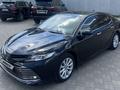 Toyota Camry 2021 года за 10 300 000 тг. в Уральск – фото 2