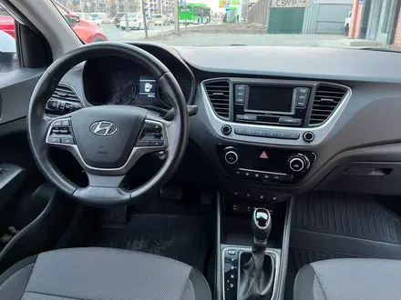 Hyundai Accent 2019 года за 7 800 000 тг. в Атырау – фото 2