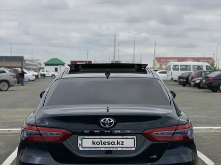 Toyota Camry 2018 года за 12 500 000 тг. в Атырау – фото 6