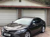 Toyota Camry 2018 года за 14 600 000 тг. в Алматы – фото 2