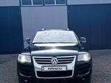 Volkswagen Touareg 2008 года за 5 700 000 тг. в Астана – фото 2