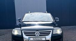Volkswagen Touareg 2008 года за 5 700 000 тг. в Астана – фото 2