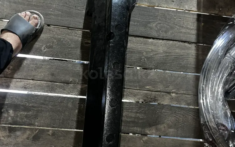 Абсорбер переднего бампера Toyota Lexus за 5 000 тг. в Алматы