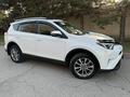 Toyota RAV4 2017 года за 14 300 000 тг. в Алматы – фото 4