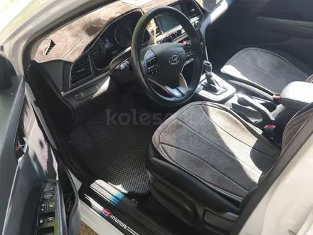 Hyundai Elantra 2019 года за 8 000 000 тг. в Алматы – фото 16