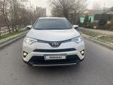 Toyota RAV4 2017 года за 13 600 000 тг. в Алматы – фото 2