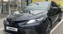 Toyota Camry 2021 года за 16 100 000 тг. в Алматы