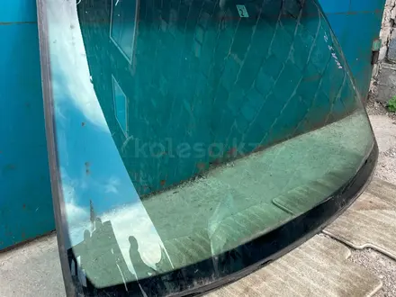 Лобовое стекло Nissan Maxima A32 за 80 000 тг. в Астана – фото 2