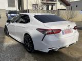 Toyota Camry 2018 года за 11 500 000 тг. в Атырау – фото 2