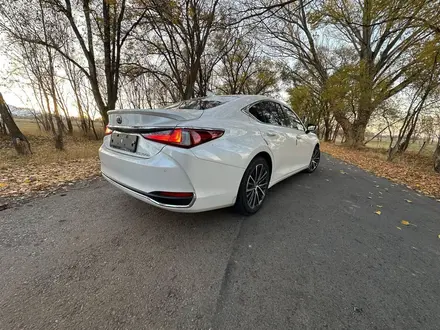 Lexus ES 300h 2022 года за 29 000 000 тг. в Алматы – фото 3