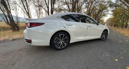 Lexus ES 300h 2022 года за 29 000 000 тг. в Алматы – фото 5