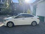 Hyundai Solaris 2015 года за 5 000 000 тг. в Караганда – фото 2