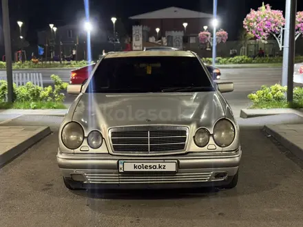 Mercedes-Benz E 280 1997 года за 2 900 000 тг. в Алматы