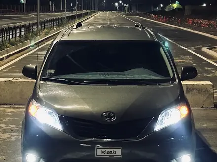 Toyota Sienna 2014 года за 14 200 000 тг. в Атырау