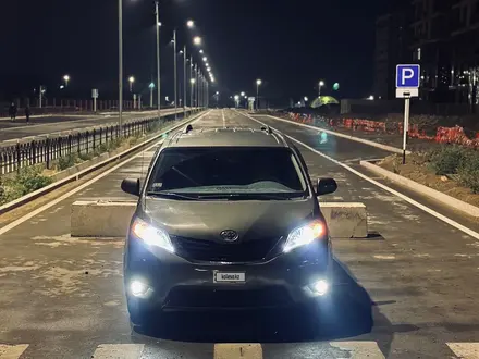Toyota Sienna 2014 года за 14 200 000 тг. в Атырау – фото 2