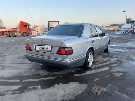 Mercedes-Benz E 220 1994 года за 3 000 000 тг. в Алматы – фото 21