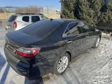 Toyota Camry 2015 года за 13 000 000 тг. в Актобе – фото 4