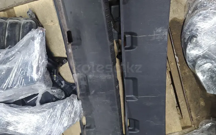 Накладка на задний фартук багажника за 15 000 тг. в Алматы