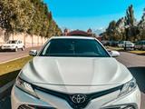 Toyota Camry 2020 года за 17 300 000 тг. в Алматы – фото 2