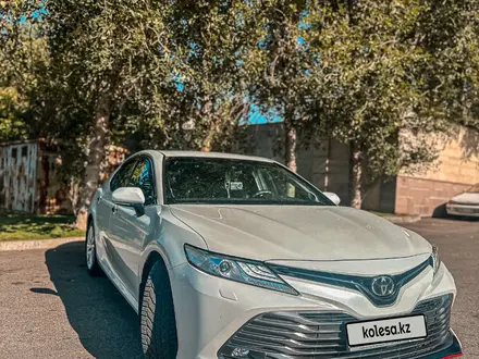 Toyota Camry 2020 года за 17 300 000 тг. в Алматы