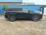 Toyota Highlander 2018 года за 14 000 000 тг. в Атырау