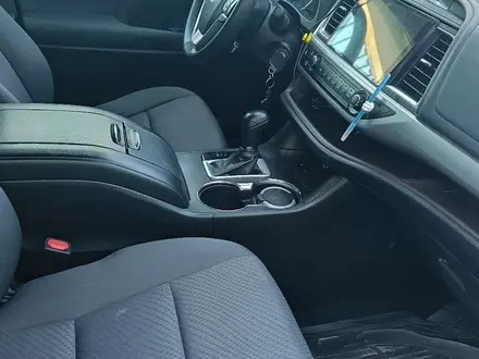 Toyota Highlander 2018 года за 14 000 000 тг. в Атырау – фото 10