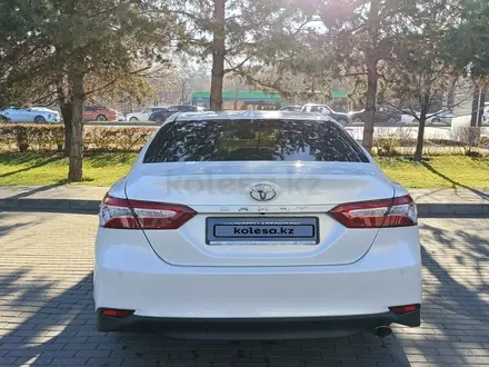 Toyota Camry 2020 года за 13 250 000 тг. в Алматы – фото 5