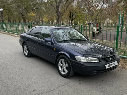 Toyota Camry 1999 года за 2 800 000 тг. в Атырау – фото 4