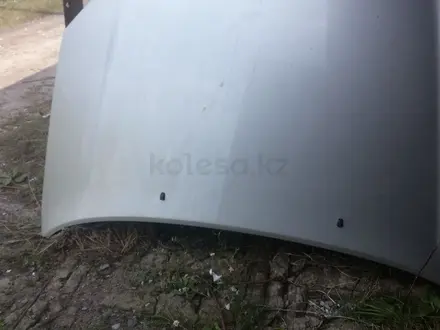 Капот.Т25 кузов Авенсис оригинальный за 25 000 тг. в Рудный – фото 2